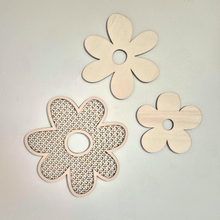 Charger l'image dans la galerie, fleurs en bois décoratives chambre bébé personnalisable