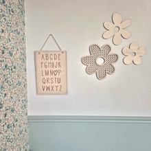 Charger l'image dans la galerie, décoration murale nos trois fleurs bois effet rotin