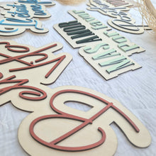 Charger l'image dans la galerie, Phrase en bois personnalisée effet "néon" – Décoration murale