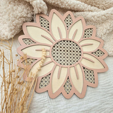 Charger l'image dans la galerie, fleur en bois effet rotin personnalisée avec prénom