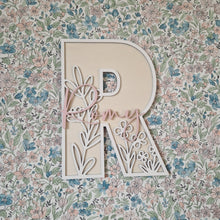 Charger l'image dans la galerie, décoration murale bois prénom et initiale collection fleurs