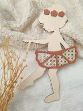 Charger l'image dans la galerie, décoration murale danseuse bois effet rotin