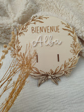 Charger l'image dans la galerie, porte bracelet de naissance en bois personnalisé