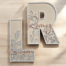 Charger l'image dans la galerie, initiale et prénom en bois décor mural fleurs