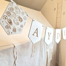 Charger l'image dans la galerie, guirlande fanions bois personnalisable prénom