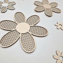 Charger l'image dans la galerie, décoration fleur bois rotin chambre bébé