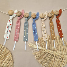 Charger l'image dans la galerie, attache sucette en tissu avec prénom cadeau naissance