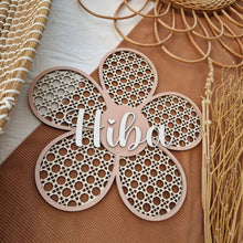 Charger l'image dans la galerie, fleur en bois prénom décoration chambre enfant