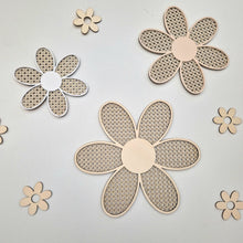 Charger l'image dans la galerie, fleur en bois effet rotin décoration murale