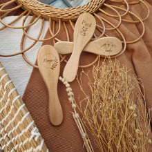 Charger l'image dans la galerie, brosse à cheveux bébé bois gravée prénom