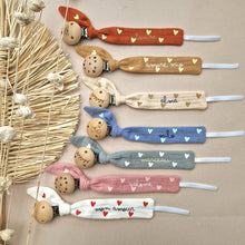 Charger l'image dans la galerie, attache tétine personnalisée coton gaze prénom bébé cœur