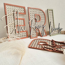 Charger l'image dans la galerie, initiale prénom en bois effet rotin chambre enfant