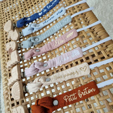 Charger l'image dans la galerie, attache sucette prénom bébé cadeau naissance