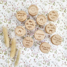 Charger l'image dans la galerie, bouchon de vin personnalisable en bois gravé